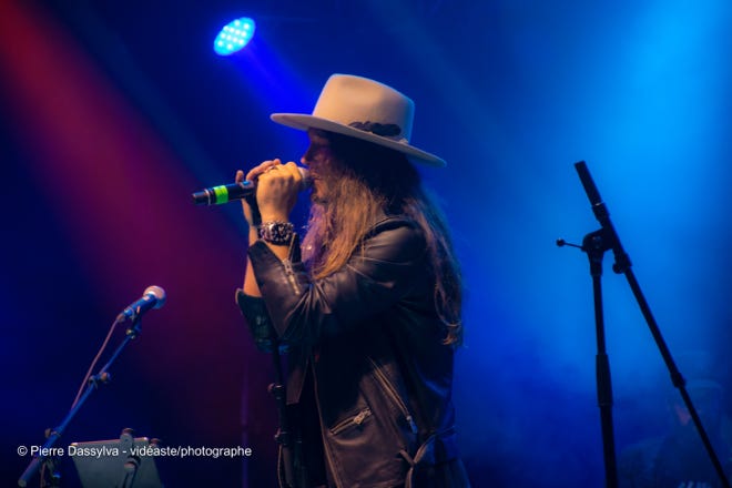 photo, photographie, artiste, spectacle,artistphtoto.ca, vidéo, scène, Travis Cormier, chanteur